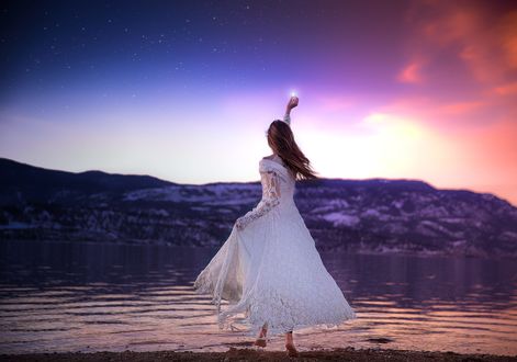 Обои на рабочий стол Девушка в длинном платье тянется к звезде, Lichon Photography