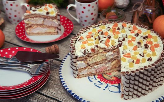 Обои на рабочий стол Торт с зефиром, украшенный кусочками желе, на праздничном столе