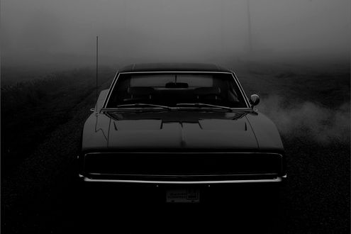 Обои на рабочий стол Dodge Charger 1968 на туманной дороге