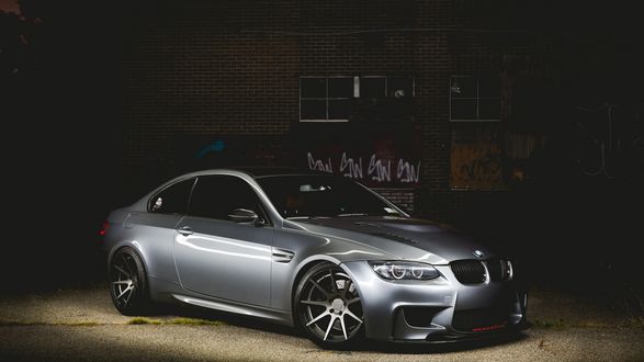 Обои на рабочий стол Серебряный BMW в гараже