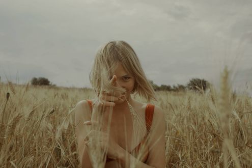 Обои на рабочий стол Девушка Ольга сидит на поле, фотограф Marta Bevacqua