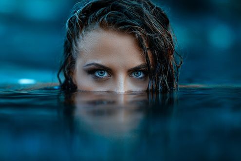 Обои на рабочий стол Девушка в воде, фотограф Alessandro Di Cicco