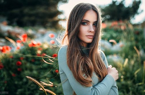 Обои на рабочий стол Красивая модель Катя стоит на фоне природы, фотограф Evgeny Freyer