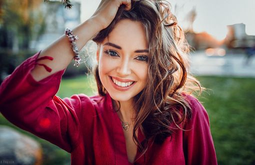 Обои на рабочий стол Улыбающаяся модель Тоня, фотограф Evgeny Freyer