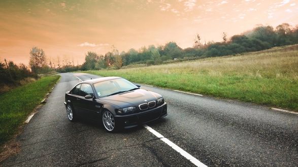 Обои на рабочий стол Черный BMW стоит на дороге
