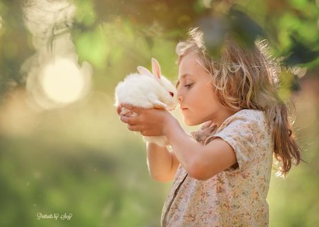 Обои на рабочий стол Девочка с кроликом на руках, фотограф Suzy Mead