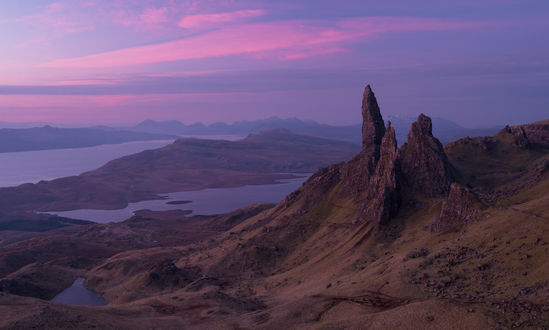 Обои на рабочий стол Горы на острове Скай, Шотландия / Isle of Skye, Scotland на фоне вечернего фиолетового неба