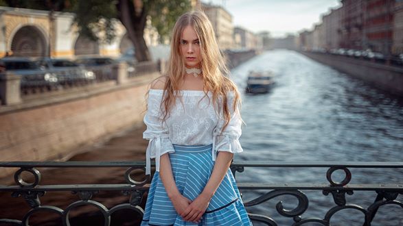 Обои на рабочий стол Девушка Маша стоит на фоне канала, фотограф Георгий Чернядьев