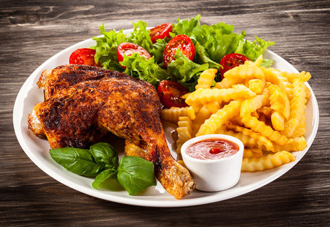 Обои на рабочий стол Аппетитно зажаренная куриная ножка рядом с листьями салата и базилика, картошкой фри и помидорками черри, там же плошка с кетчупом