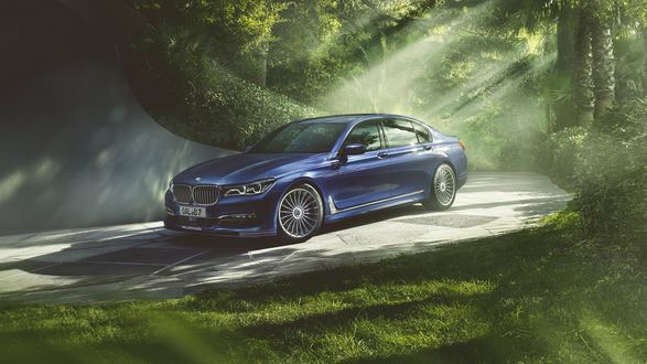 Обои на рабочий стол BMW Alpina B7 Bi-Turbo Sedan на дороге в парке