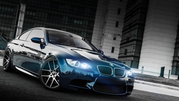 Обои на рабочий стол Синий BMW стоит у здания