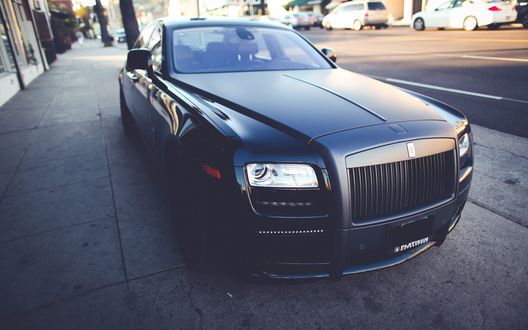 Обои на рабочий стол Rolls royce ghost стоит у дороги