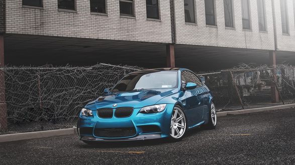 Обои на рабочий стол Голубой BMW стоит у дома