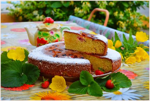 Обои на рабочий стол Клубничный пирог и желтые цветочки на столе, by MamaMika