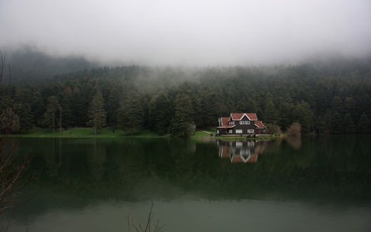 Обои на рабочий стол Дом у леса на берегу озера Golcuk, Turkey / Турция, фотограф Atila Yumusakkaya