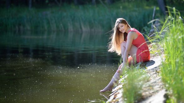 Обои на рабочий стол Девушка Дана сидит у воды, фотограф Ivan Borys