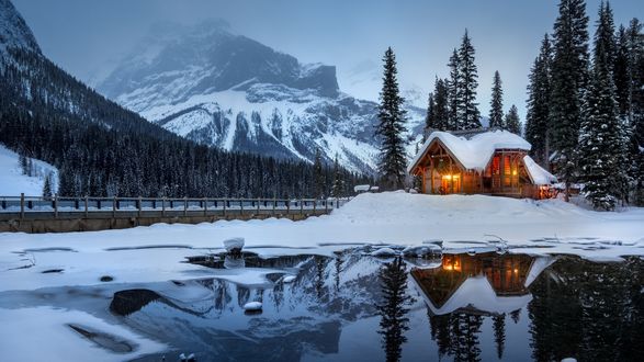 Обои на рабочий стол Дом у заснеженного леса и гор, озеро Emerald / Эмералд, Canada / Канаада