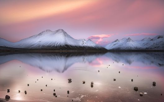 Обои на рабочий стол Заснеженные горы у озера под утренним небом, Lofoten, Ramberg area / Лофотен, район Рамберга, фотограф Lior Yaakobi