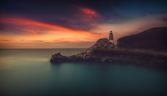 Обои на рабочий стол Маяк у моря на скалах под вечерним небом, фотографВ HmetoscheВ Saidani
