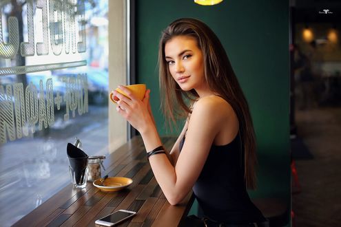Обои на рабочий стол Модель Ксения с чашкой в руке у столика, фотограф Dmitry Arhar