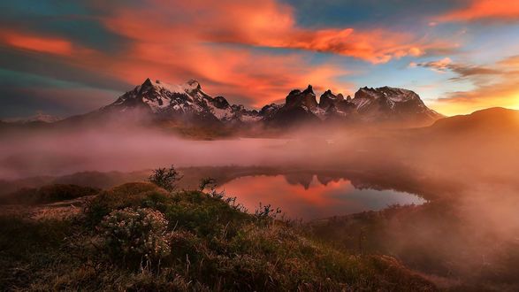 Обои на рабочий стол Туманное утро в Patagonia, Torres del paine, Chile / Патагонии, Торрес дель-боль, Чили, фотограф Jkboy Jatenipat