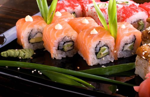 Обои на рабочий стол Японская кухня: роллы, зеленый лук и васаби на черной тарелке