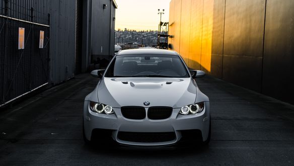 Обои на рабочий стол Белый BMW стоит у здания