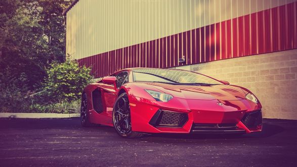 Обои на рабочий стол Lamborghini aventador lp700 4 стоит у здания