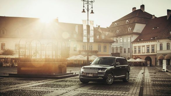 Обои на рабочий стол Черный range rover vogue стоит на улице города