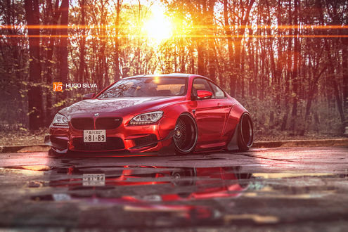 Обои на рабочий стол Красный bmw m6 стоит на дороге, на фоне деревьев