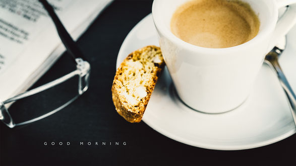 Обои на рабочий стол Чашка кофе, очки и книга крупным планом (Good Morning / Доброе утро)