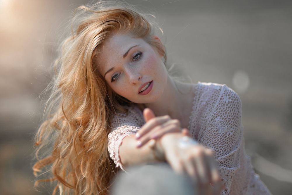 Красивая девушка с белыми волосами гуляет в осеннем парке. Белый парик. foto de Stock | Adobe Stock