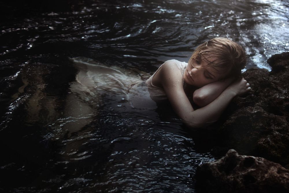 Обои для рабочего стола Девушка лежит в воде, фотограф TJ Drysdale