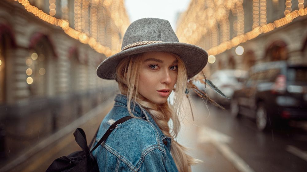 Обои для рабочего стола Девушка Анна в шляпе и с рюкзачком стоит на дороге, фотограф Георгий Чернядьев