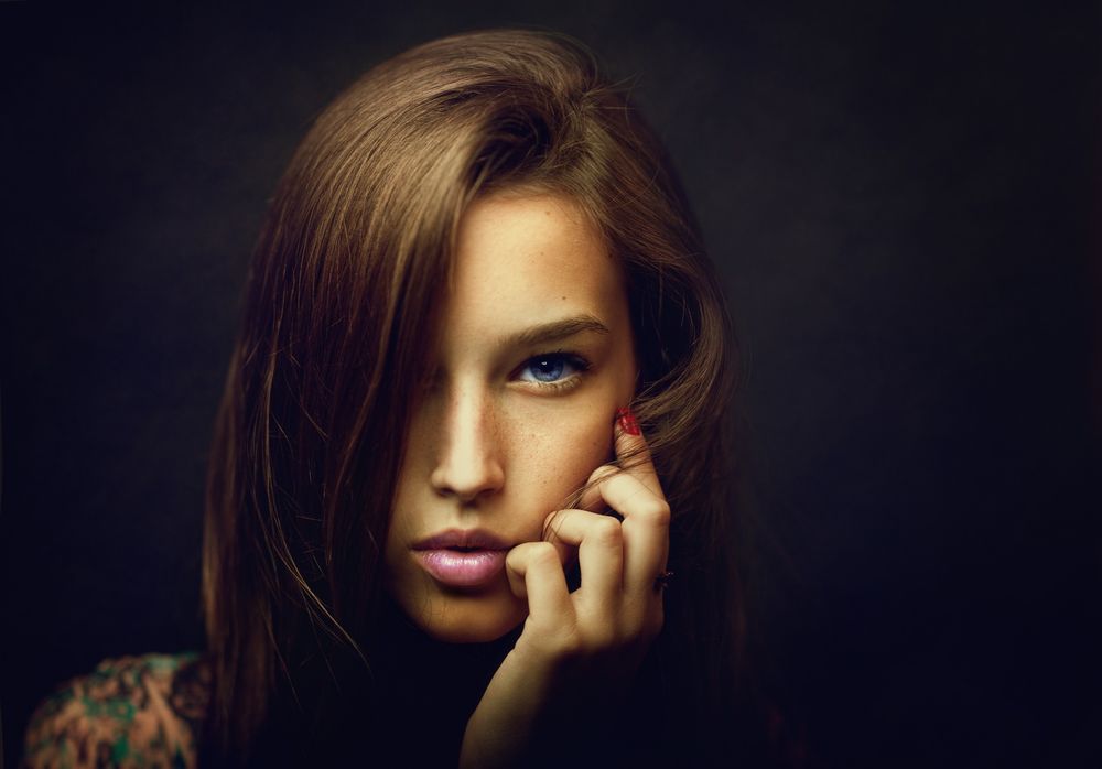 Обои для рабочего стола Модель Tanya Frouman на темном фоне, фотограф Zachar Rise
