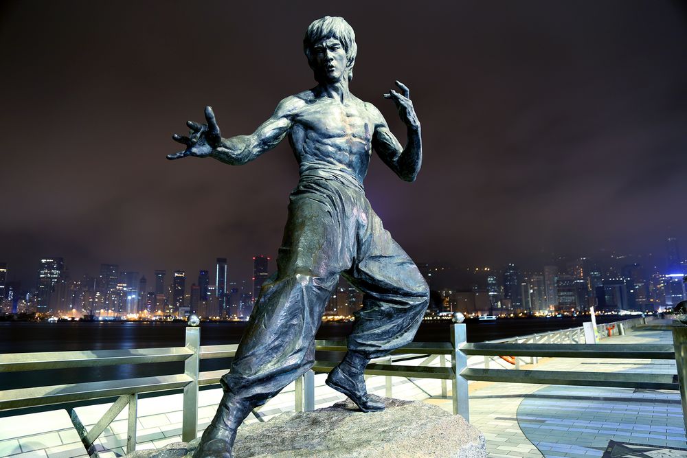 Обои для рабочего стола Скульптура актера Брюс Ли / Bruce Lee, Hong Kong / Гон-Конг, China / Китай