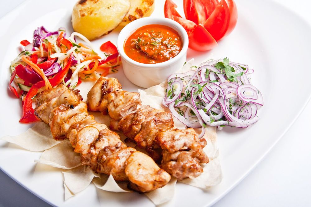 Обои для рабочего стола Тарелка с шашлычками, соусами и овощами