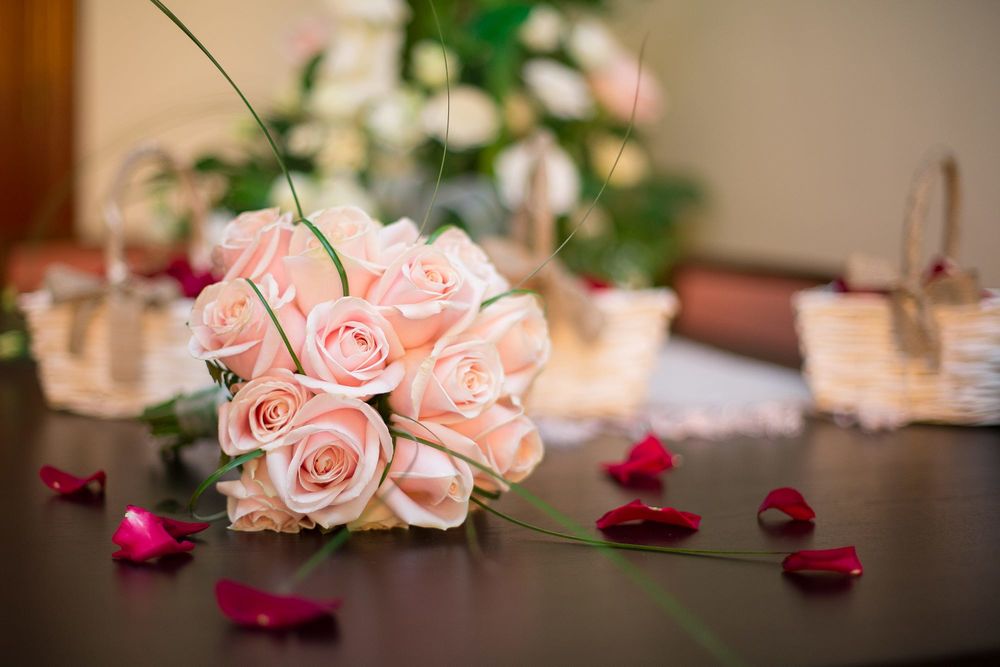 Розы лежат на столе картинки
