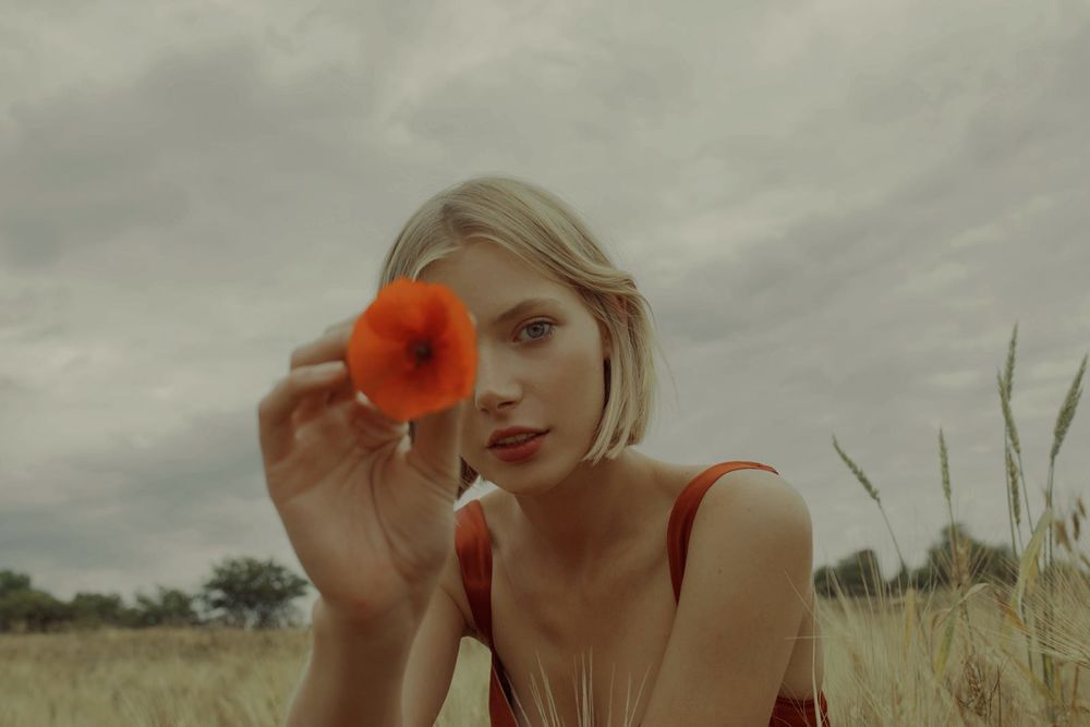 Обои для рабочего стола Девушка с маком в руке, фотограф Marta Bevacqua