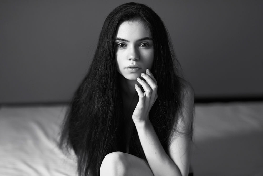 Обои для рабочего стола Модель Ana-Maria Ilinca на постели в черно-белом цвете, by Aisii