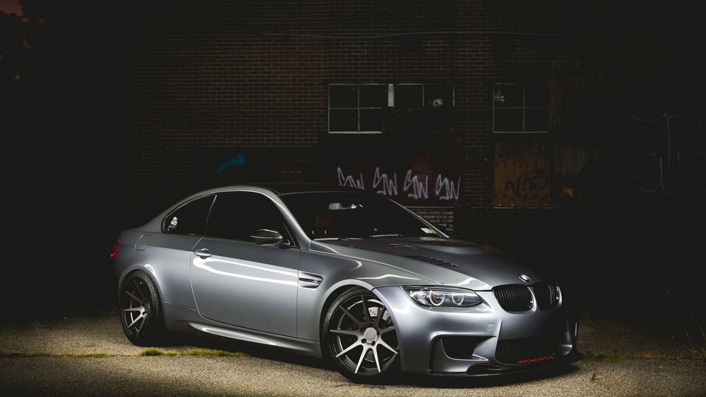 Обои для рабочего стола Серебряный BMW в гараже