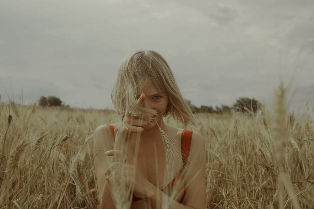 Обои для рабочего стола Девушка Ольга сидит на поле, фотограф Marta Bevacqua