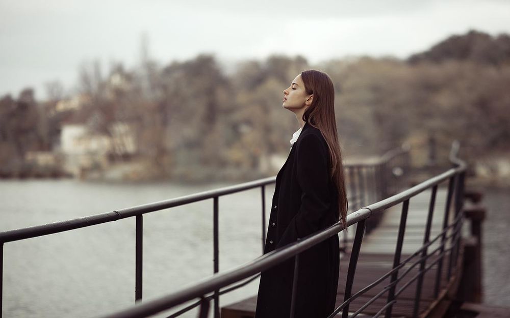 Обои для рабочего стола Девушка в черном пальто стоит на мостике, фотограф Анастасия Никитина
