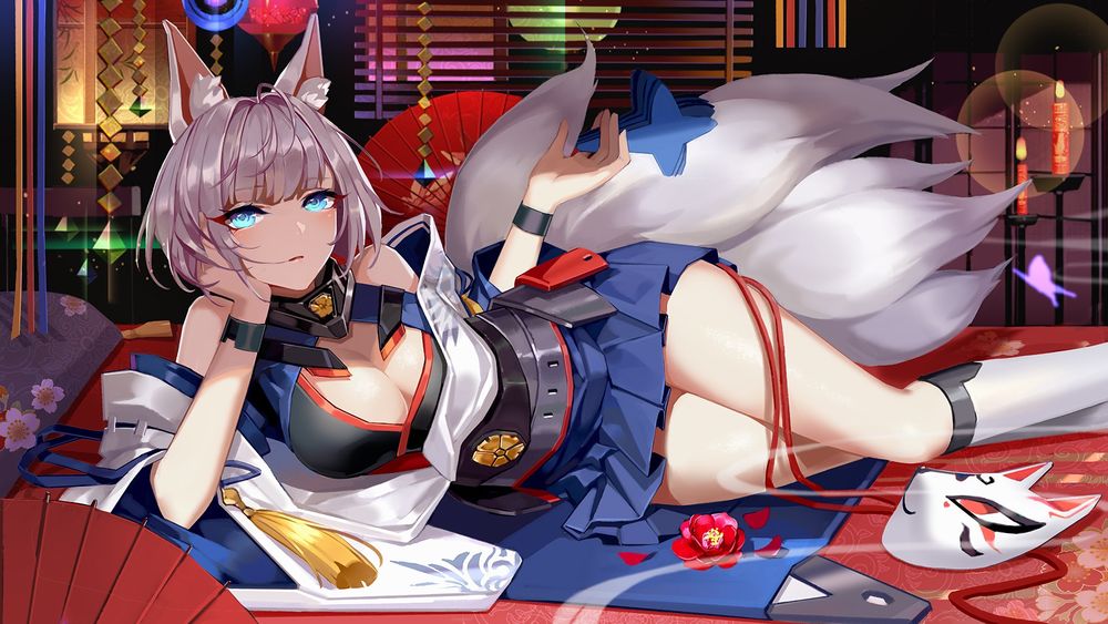 Обои для рабочего стола Девушка-лисица / Fox girl лежит в комнате, рядом веер и маска