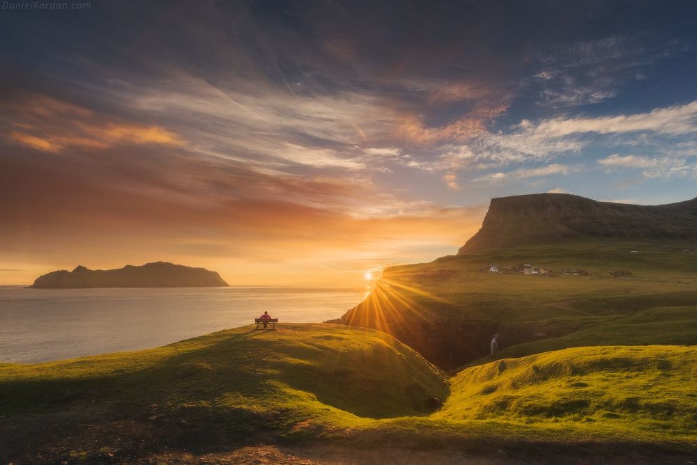 Обои для рабочего стола Человек сидит на лавочке и наслаждается видом на закат, Faroe Islands / Фарерские острова, фотограф Daniel Kordan