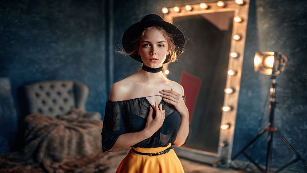 Обои для рабочего стола Девушка Маша в прозрачной блузке и шляпе стоит в комнате, фотограф Георгий Чернядьев
