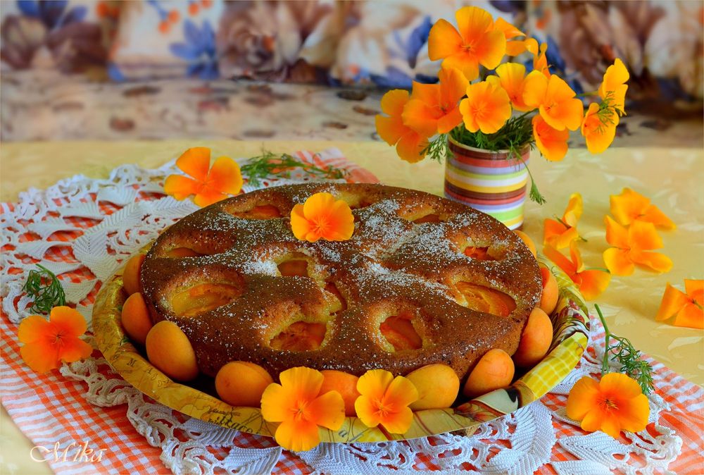 Обои для рабочего стола Абрикосовый пирог украшен цветами, by MamaMika