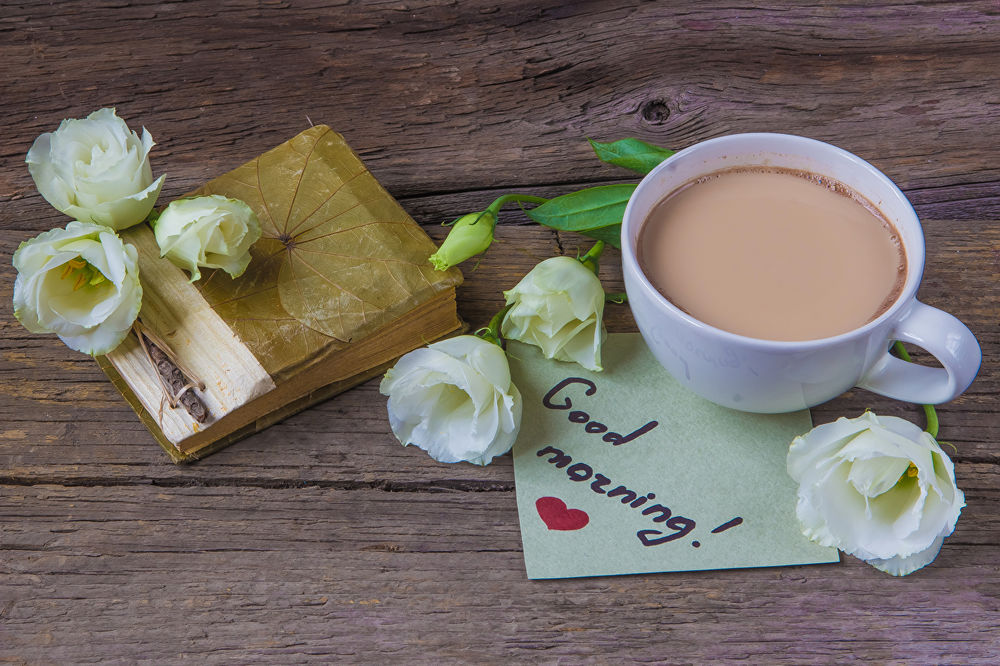 Обои для рабочего стола Чашка какао рядом с белыми розами и посланием (Good morning! / Доброе утро!)