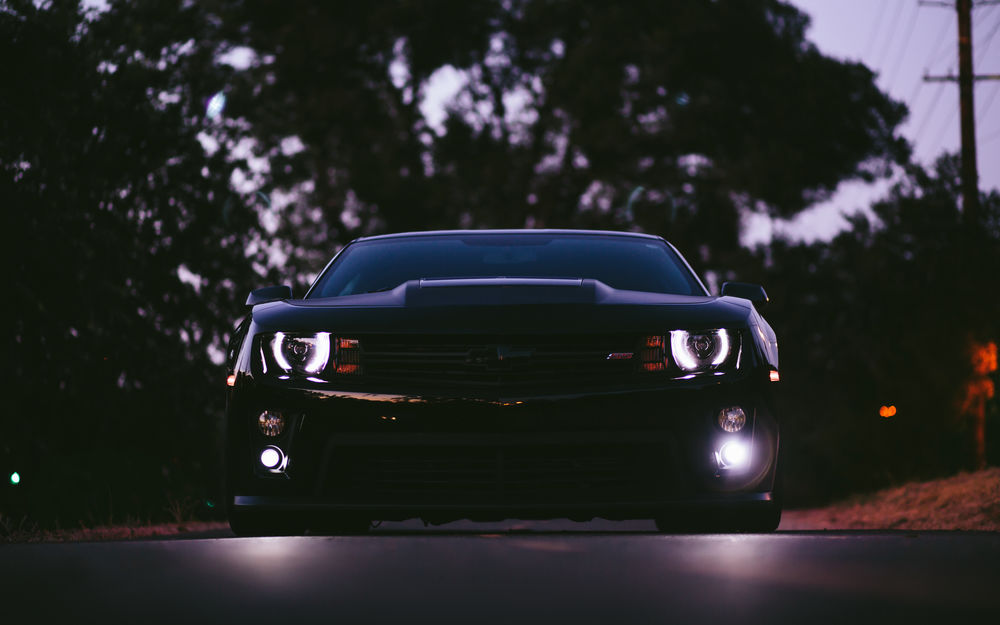 Обои для рабочего стола Chevrolet camaro ss на улице вечером