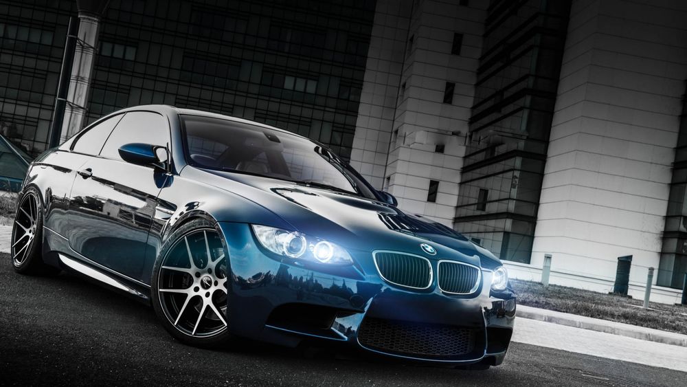 Обои для рабочего стола Синий BMW стоит у здания